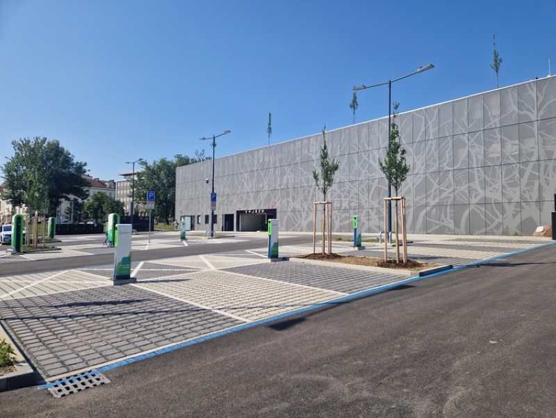 Academy Park: Největší parkovací dům v Brně s 606 místy a zelenou terasou