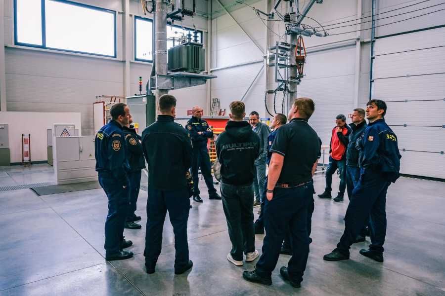 Hasiči trénují moderní technologie na SŠ Sokolnice