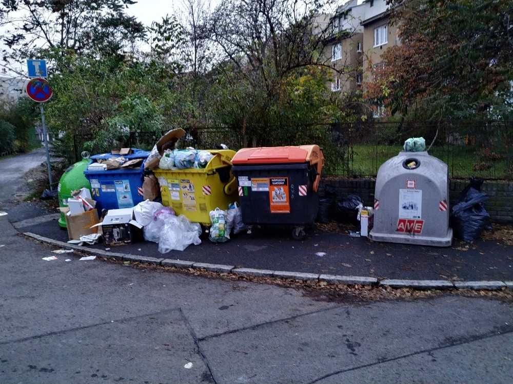 Brno bojuje s odpadem: Přetékající kontejnery a nepořádek