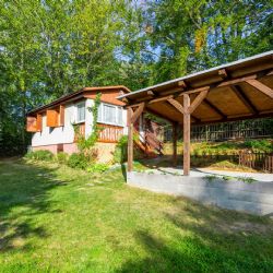 Přístřešek umístěný pod mostem na Osové byl odstraněn