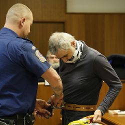 Obžalovaný muž je souzen za spálení přítelkyně. Tvrdí, že si ničeho nevzpomíná a je nevinen.