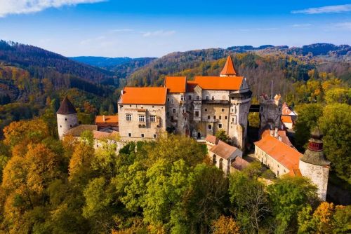 Foto: Podzimní kouzlo hradu Perštejn lákají návštěvníky