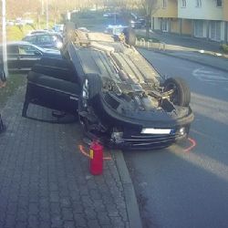 Po půllitru rumu řídil bez oprávnění, auto převrátil na střechu