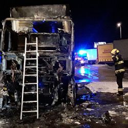 Při požár kamionu na D52 nalezeno tělo muže