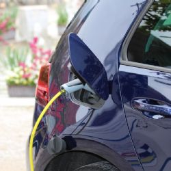 Praha a Brno: První lampy s dobíjením pro elektromobily