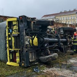 Brněnští hasiči zvedají převrácené kamiony