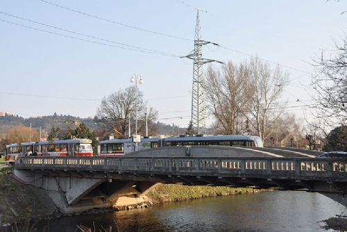 Foto: Nová značka na stoletém mostě proti přetížení. Řidiči ji ignorují!
