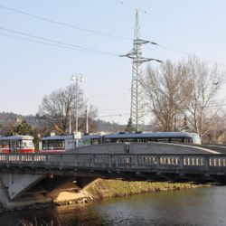 Nová značka na stoletém mostě proti přetížení. Řidiči ji ignorují!
