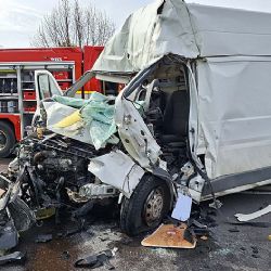 Srážka dodávky s kamionem: jeden mrtvý, hasiči zasahují