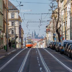 V Židenicích pomáhají cestujícím nové digitální tabule odjezdů MHD