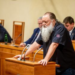 Kontroly testovaných a očkovaných se v restauracích dodržovat nebudou, předpokládá Senátor za ODS