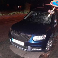 Opilý vandal ničil auta na Fryčajově ulici, škoda 120 tisíc korun