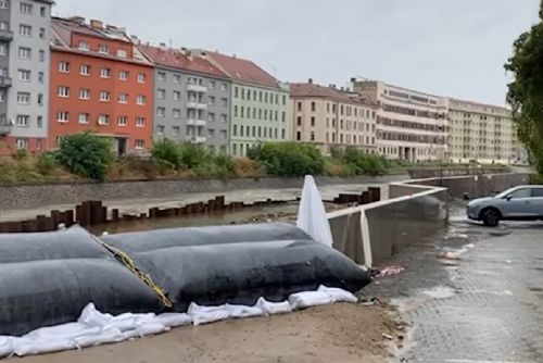 Foto: Stovky pacientů evekuováni z Nemocnice Milosrdných bratří