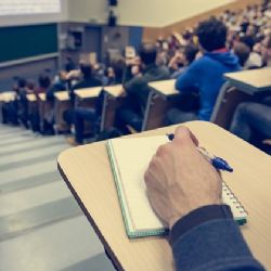 Zahraniční studenti tvoří téměř 18 % na českých univerzitách