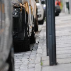 Parkovat na svém. Lidé si od města mohou pronajmout parkovací místo