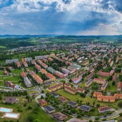 Pět sporných stánků pod hlavním nádražím bylo na základě dohody předáno městu, které je nechá zlikvidovat
