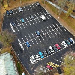 Parkoviště na Lesné má stanovený ceník, začne platit v prosinci