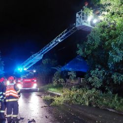 Jihomoravští hasiči zasahovali u stovek incidentů po páteční bouřce
