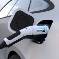 Konec bezplatného parkování pro elektromobily: Plzeň ruší, Praha zpoplatní