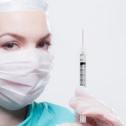 FN BRNO se bez další pomoci lékárníků v očkovacím centru neobejde