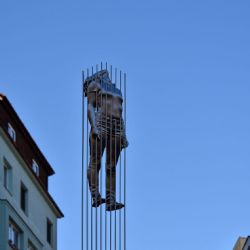 Nová venkovní Galerie Římák zahajuje provoz sochou Levitace