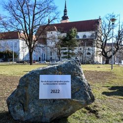 Rekonstrukce parku na Moravském náměstí jde do finále