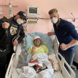 Za nemocnými dětmi přišli zápasníci MMA, na několik oddělení přinesli dárečky, onkologicky nemocným předali finanční šek