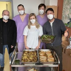 Známý šéfkuchař vaří pro zdravotníky FN Brno, díky tomu dává práci i lidem s hendikepem