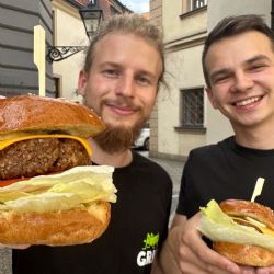 Grig rozdával cvrččí burgery v centru Brna úplně zdarma